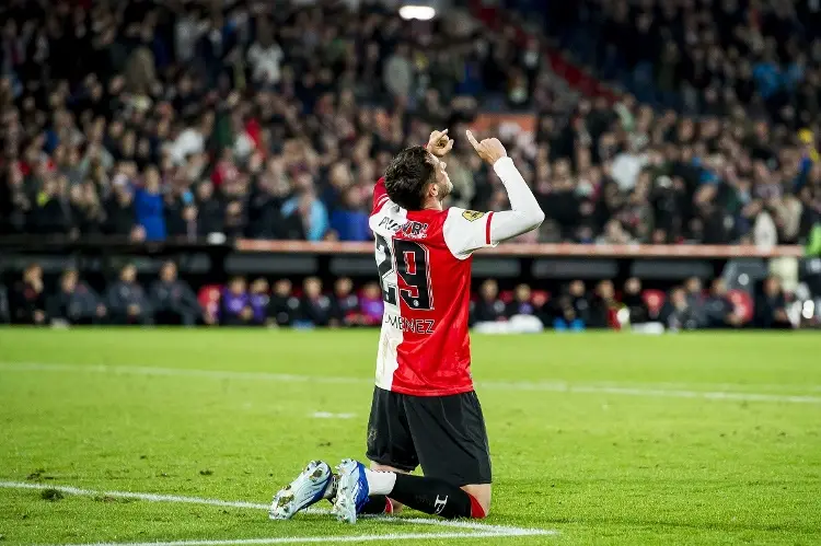 Santi Giménez va por el récord de Luis Suárez en Holanda