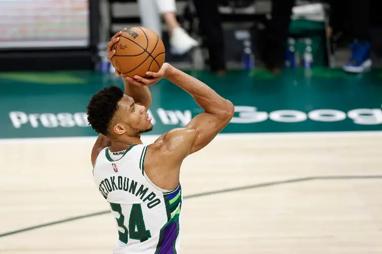 NBA: Bucks funden a Knicks a base de triples 