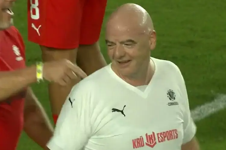 Ex Tiburón cuenta cómo le dio una patada al presidente de la FIFA (VIDEO)