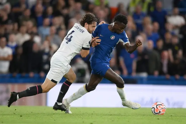 Futbolista que sufrió un paro cardíaco en pleno juego de Premier League se encuentra estable (VIDEO)