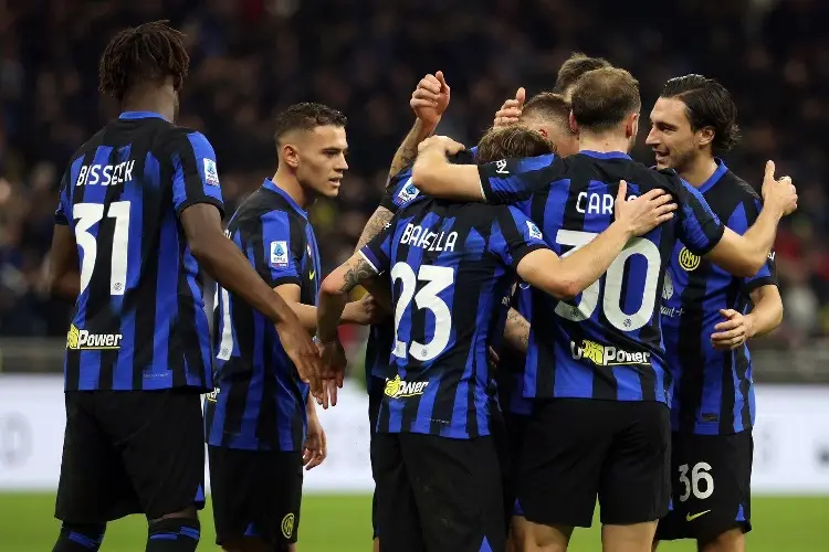 Inter de Milán triunfa y continúa en la cima de Italia