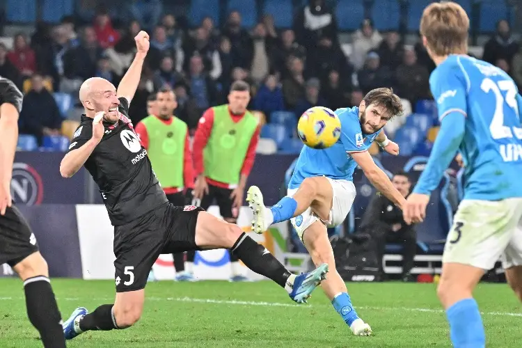 Triste empate del Napoli que naufraga a media tabla