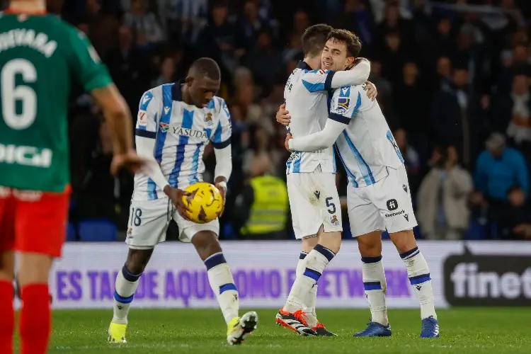 Real Sociedad se salva de la derrota en el último minuto