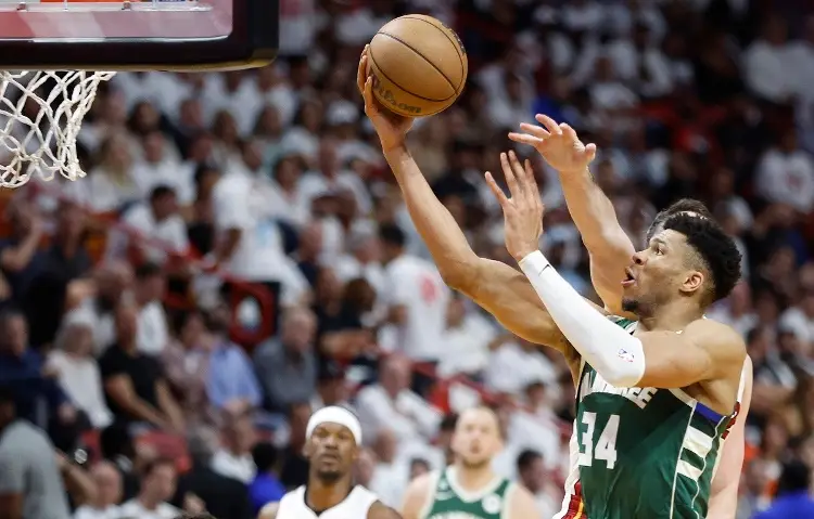 NBA: Pierden pese a lo 48 puntos de Antetokounmpo