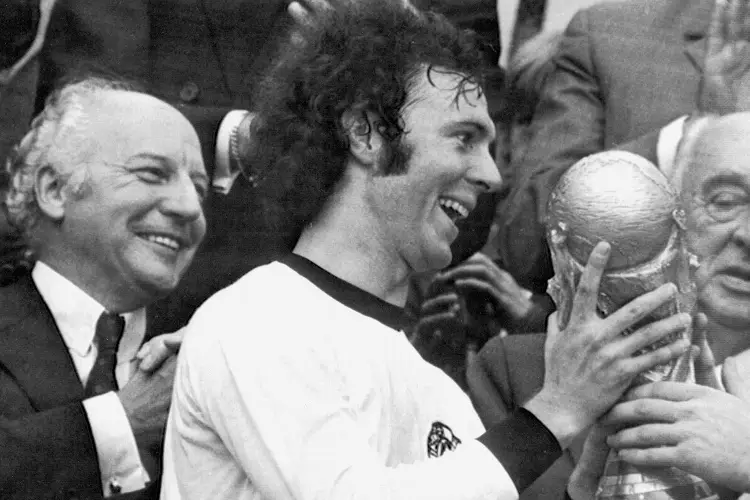 La vez que Beckenbauer jugó con el brazo dislocado en México (VIDEO)