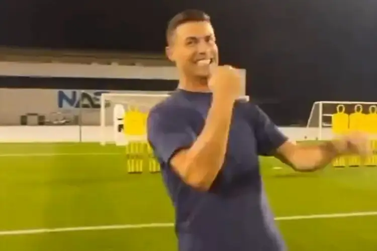 ¡Duelo de tiros libres entre Cristiano y su hijo! (VIDEO)