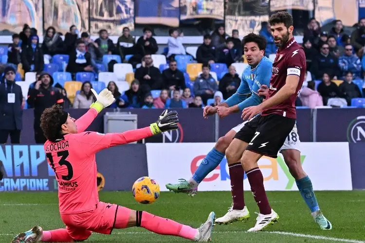 Ochoa vuelve como titular y Salernitana pierde en el último minuto