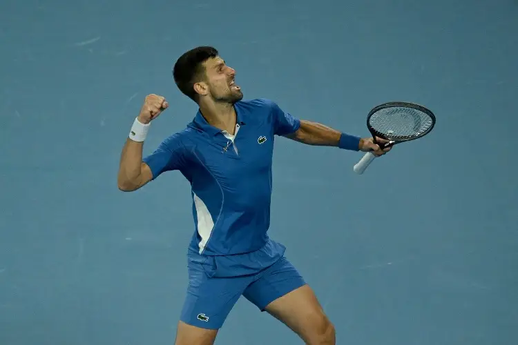 Djokovic se mete en problemas y encara a un aficionado