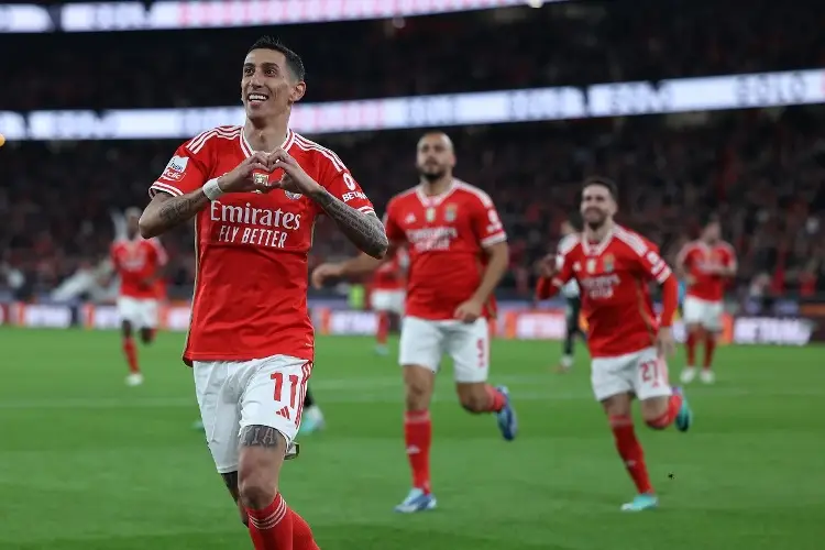 Benfica gana y se mantiene al acecho del liderato en Portugal 