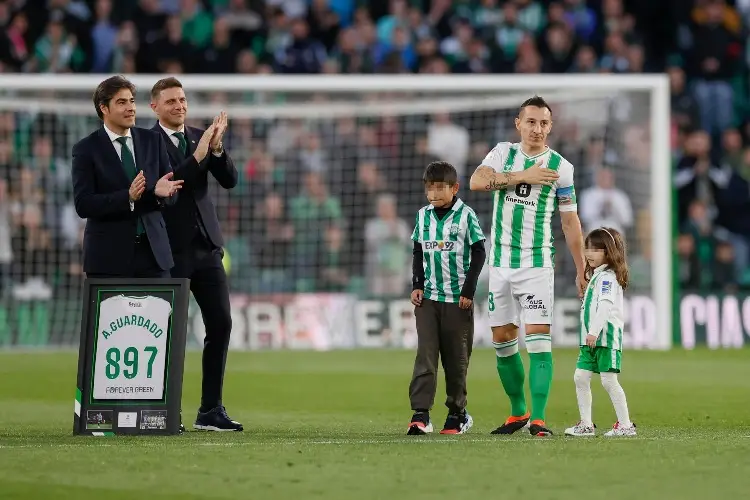 Real Betis se rinde ante Andrés Guardado con emotivo homenaje (VIDEO)