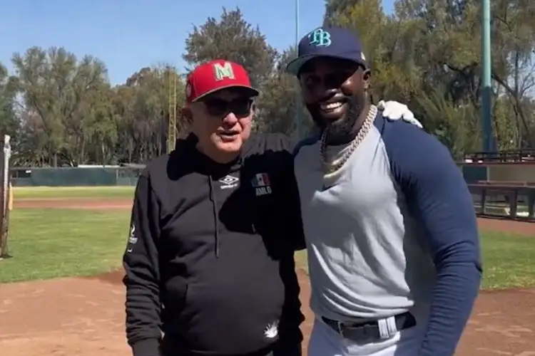 AMLO se pone a dar batazos con Randy Arozarena (VIDEO)