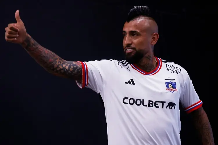 Arturo Vidal se alista para su debut con Colo Colo 