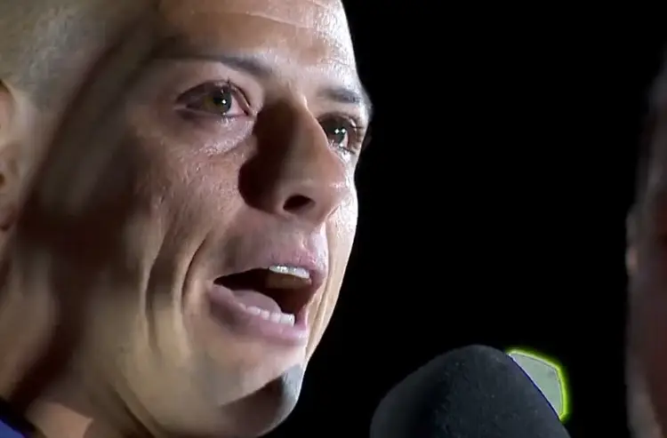 ¡Chicharito rompe en llanto en su presentación con Chivas!