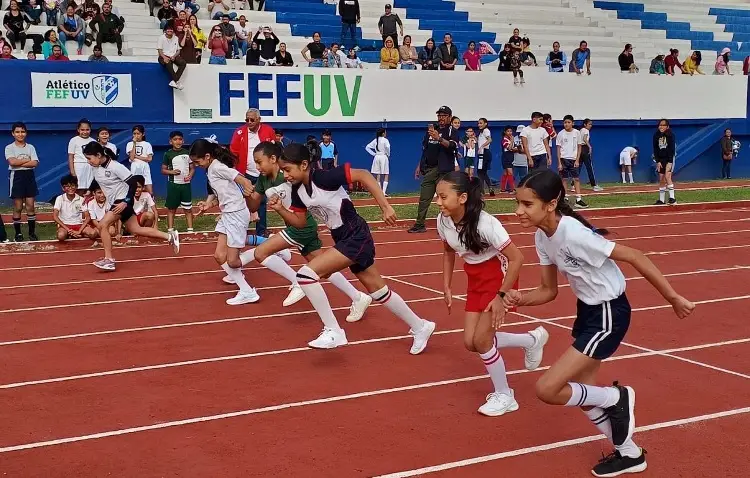 Realizan atletismo en Juegos Deportivos Escolares de la Supervisión 64
