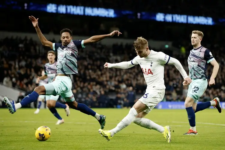 Tottenham gana para mantenerse en zona de Champions League