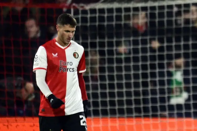 DT de Feyenoord critica desempeño de Santi Giménez