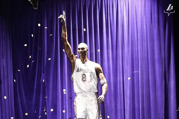 Los Lakers inauguran estatua de Kobe Bryant