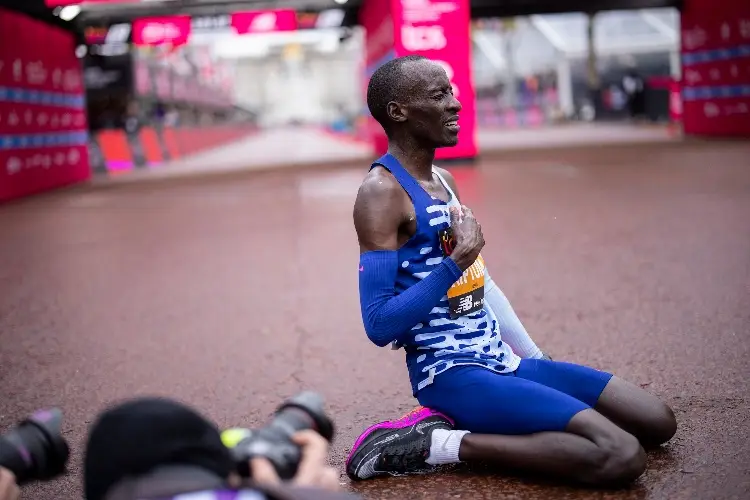 Fallece Kelvin Kiptum, maratonista keniano que batió récord mundial 