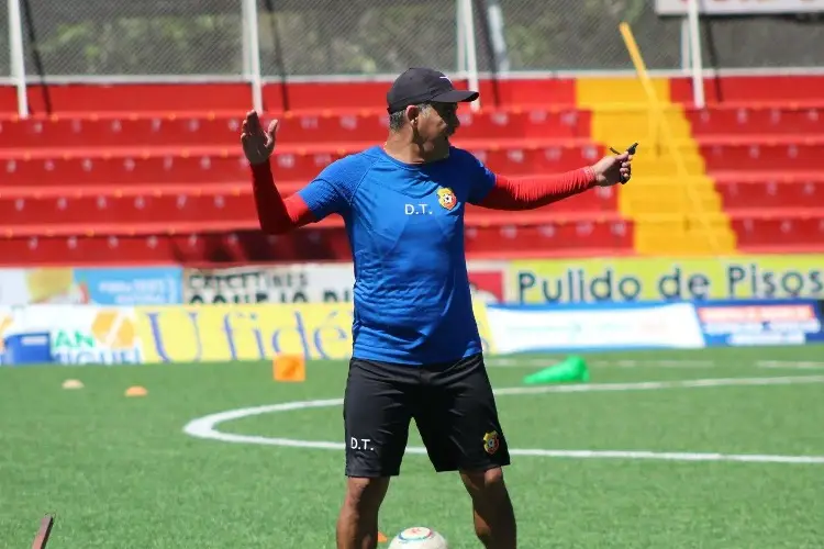 'Pity' Altamirano mantiene líder a su equipo en Costa Rica