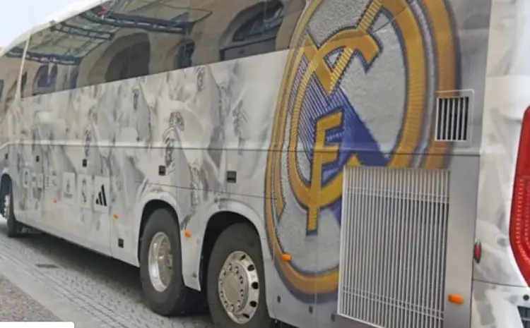 Coche choca contra autobús del Real Madrid
