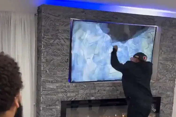 Aficionado der los 49ers rompe su TV tras perder Super Bowl (VIDEO)