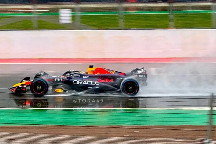 Checo ya maneja el nuevo carro de Reb Bull  (VIDEO)