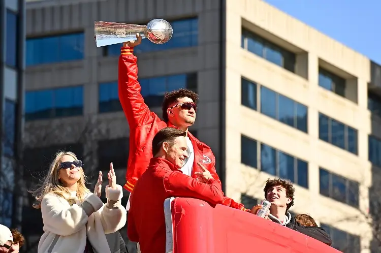 Chiefs y NFL donan 200 mil dólares para ayudar a las víctimas de tiroteo en Kansas City