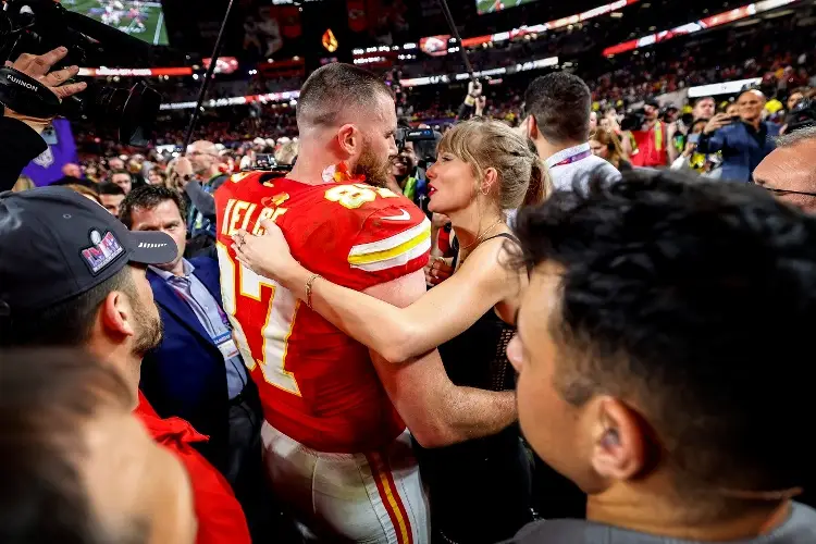 NFL: Travis Kelce y Taylor Swift donan 200 mil dólares a víctimas del tiroteo en Kansas City