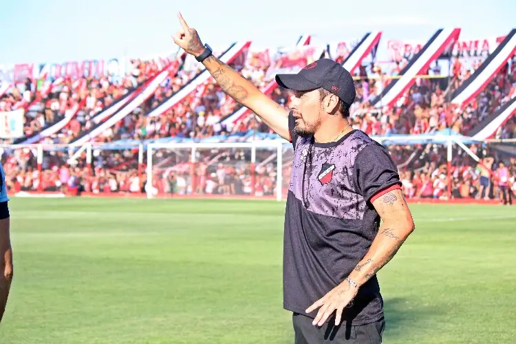 Rubens Sambueza deja su cargo como DT, apenas dirigió ¡tres partidos!
