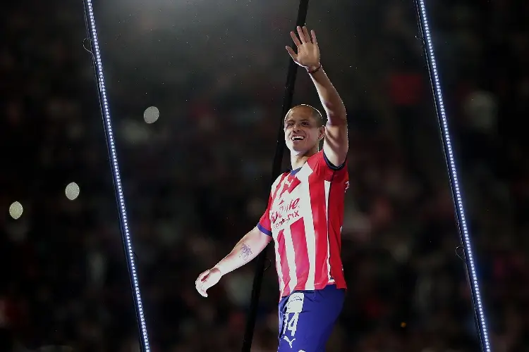 ¡'Chicharito' recibe su primera convocatoria con Chivas!