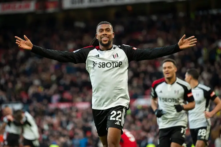 Fulham de Raúl Jiménez logra triunfo de último minuto ante el Manchester United