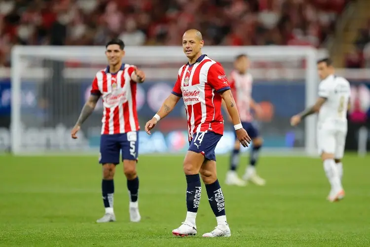 Chivas se impone a Pumas en el debut de 'Chicharito' 