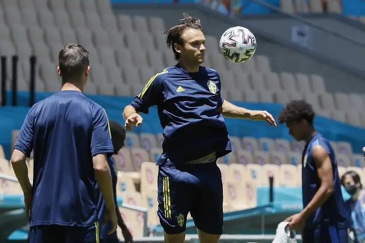 Futbolista sufre enfermedad cerebral, está hospitalizado con respiración artificial 