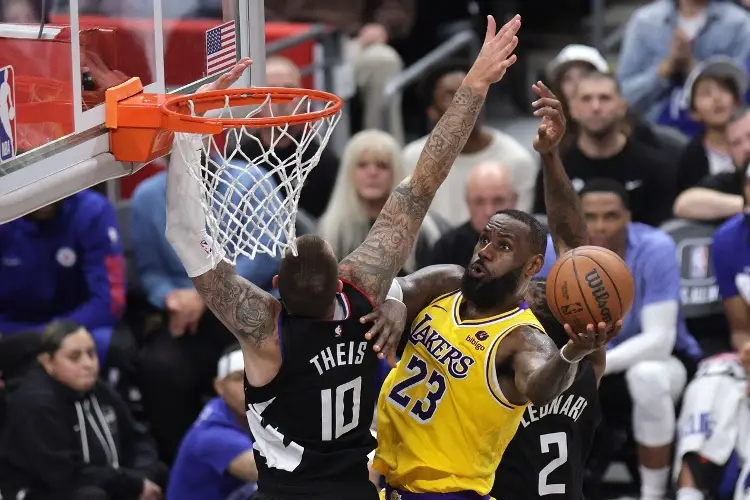 NBA: LeBron James se luce en una gran remontada de los Lakers ante Clippers (VIDEO)