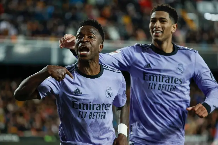 Vinicius rescata al Real Madrid en casa del Valencia 