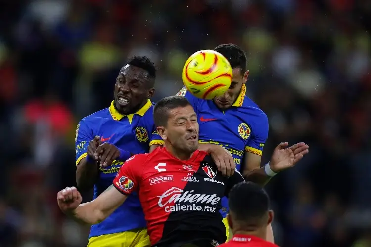 ¡Polémica! Jugador del América toca balón con la mano, expulsan a futbolista del Atlas y marcan penal (VIDEO)