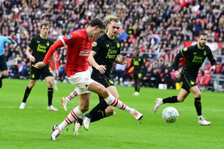 PSV y Feyenoord dividen puntos en duelo de mexicanos