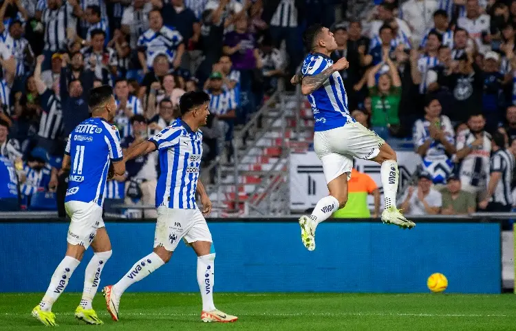 Rayados recupera liderato con goleada a Pumas