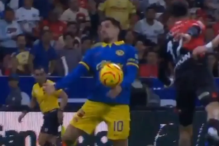 ¿Debía anularse el polémico gol del América vs Atlas? Esto dice el reglamento (VIDEO)