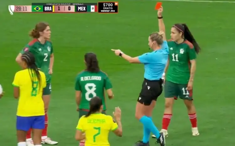 La polémica expulsión que condicionó al Tri en la semifinal de la Copa Oro (VIDEO)