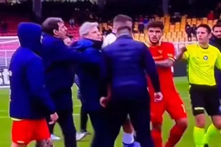 ¡Insólito! DT le da cabezazo a un futbolista y se queda sin trabajo (VIDEO)