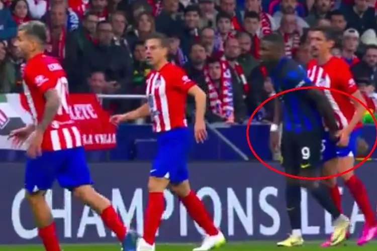 Manosean a jugador del Atlético en pleno juego de Champions (VIDEO)