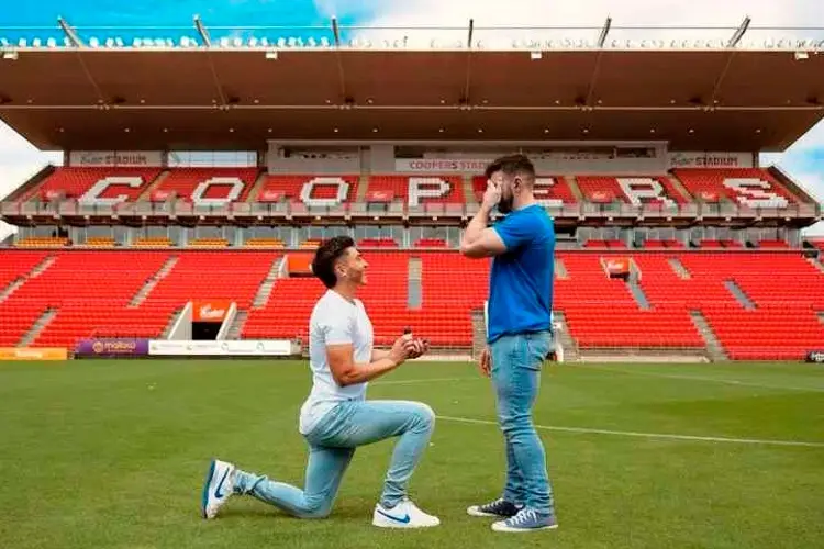Jugador australiano le pide matrimonio a su novio en el estadio