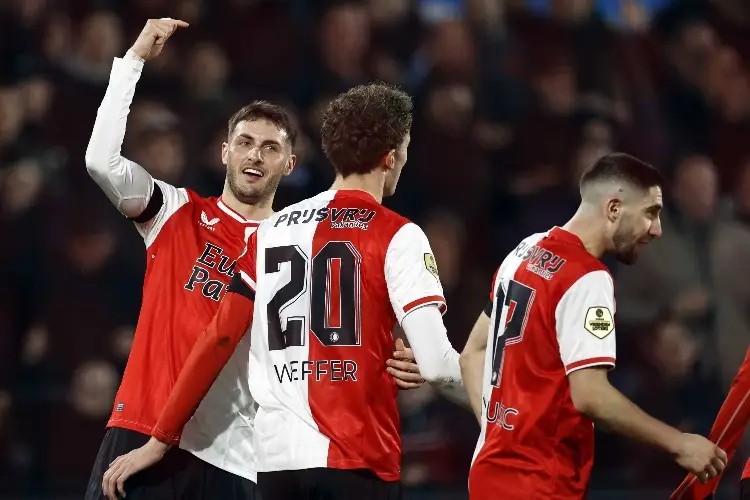 Feyenoord con Santi Giménez gana sobre la hora