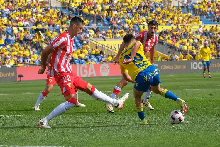 Almería con César Montes logran primera victoria en 29 jornadas