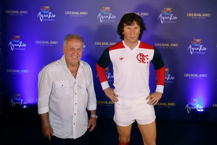 Brasil rinde homenaje a Zico con una espectacular estatua de cera