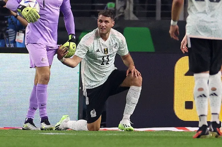 Santiago Giménez 'explota' y patea banca tras no ingresar en el México vs Panamá (VIDEO)