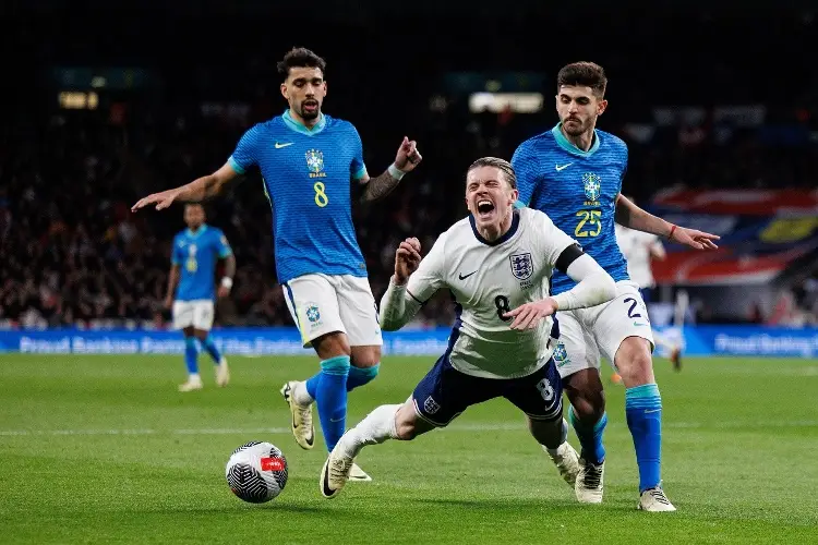 Brasil le pega a Inglaterra en Wembley 