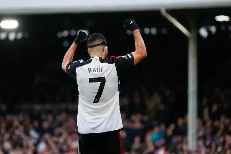 Raúl Jiménez y Fulham logran empate en el último minuto