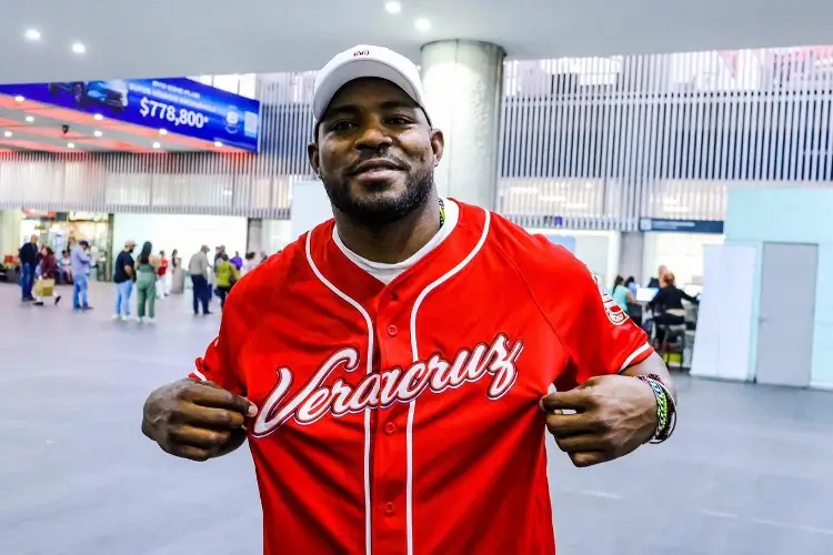 Yasiel Puig llega a México para reportar con El Águila de Veracruz (FOTOS)